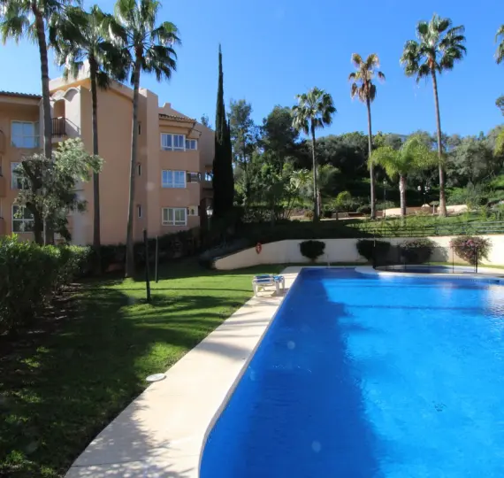Sale of middle floor apartment in Elviria