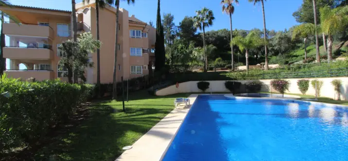 Sale of middle floor apartment in Elviria 0