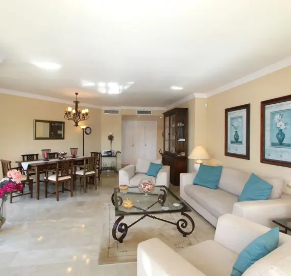 Sale of middle floor apartment in Elviria