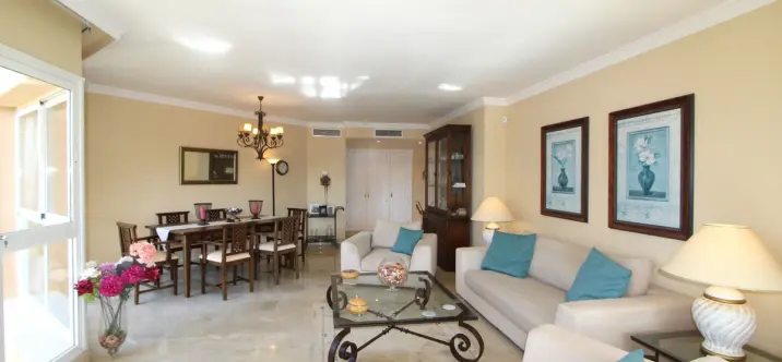 Sale of middle floor apartment in Elviria 2
