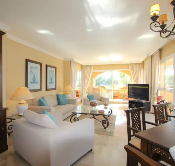 Sale of middle floor apartment in Elviria