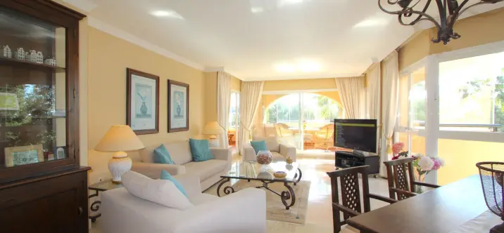 Sale of middle floor apartment in Elviria 3