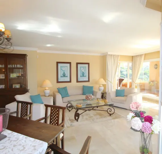 Sale of middle floor apartment in Elviria