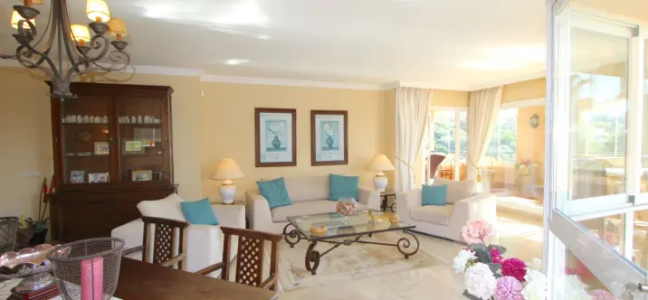 Sale of middle floor apartment in Elviria 4