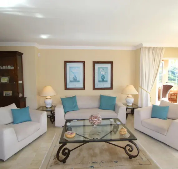 Sale of middle floor apartment in Elviria