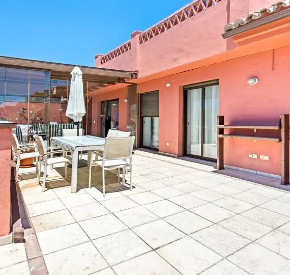 Sale of penthouse in Casares Playa