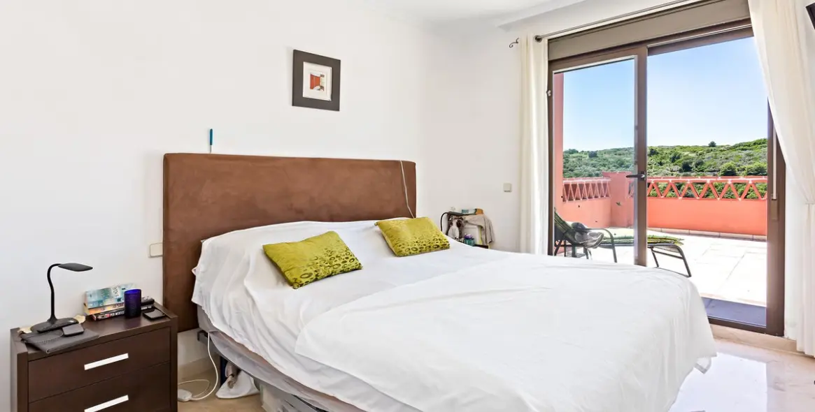 Sale of penthouse in Casares Playa 11