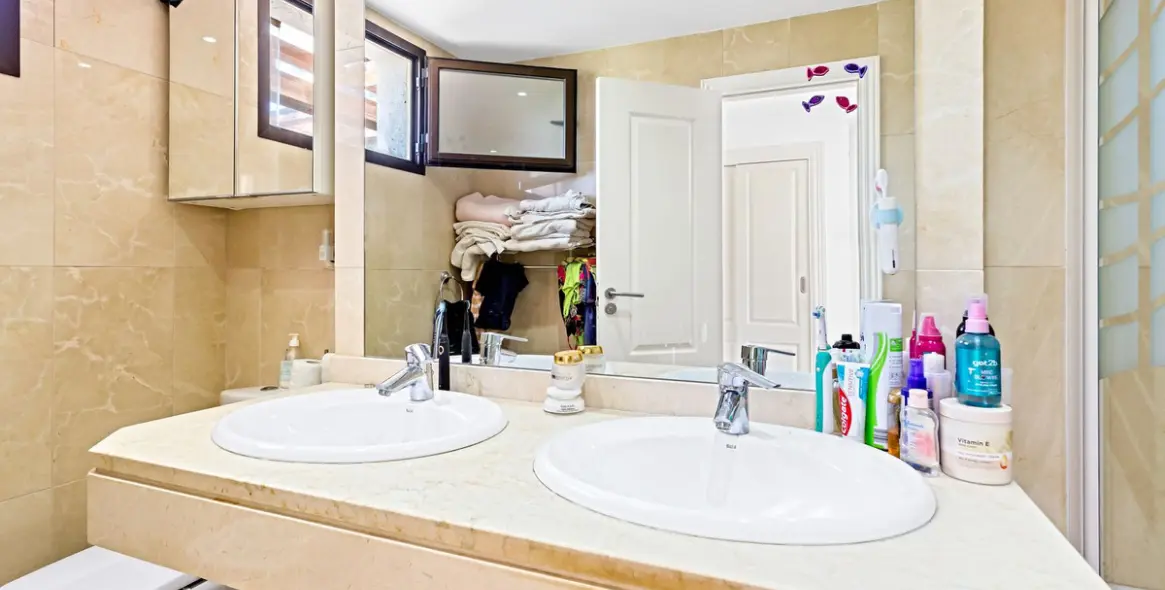 Sale of penthouse in Casares Playa 22
