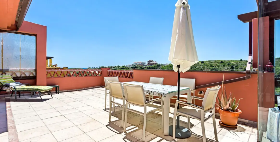 Sale of penthouse in Casares Playa 26