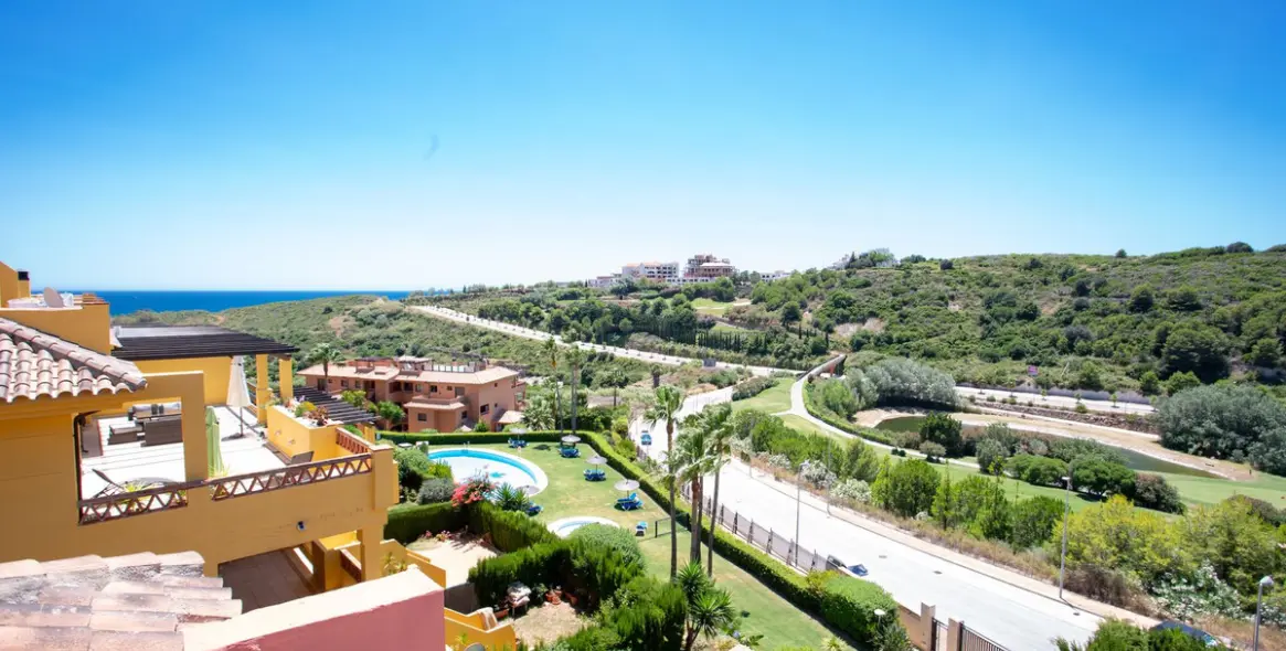 Sale of penthouse in Casares Playa 31