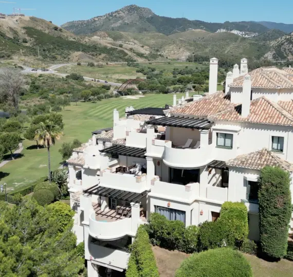 Sale of middle floor apartment in Benahavís