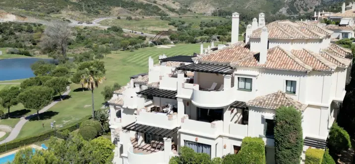 Sale of middle floor apartment in Benahavís 0