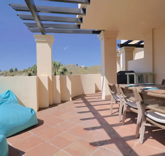 Sale of middle floor apartment in Benahavís