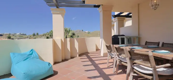 Sale of middle floor apartment in Benahavís 1