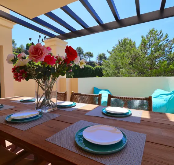 Sale of middle floor apartment in Benahavís