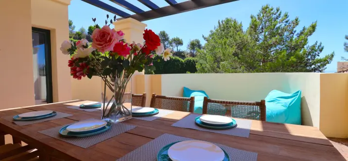 Sale of middle floor apartment in Benahavís 2