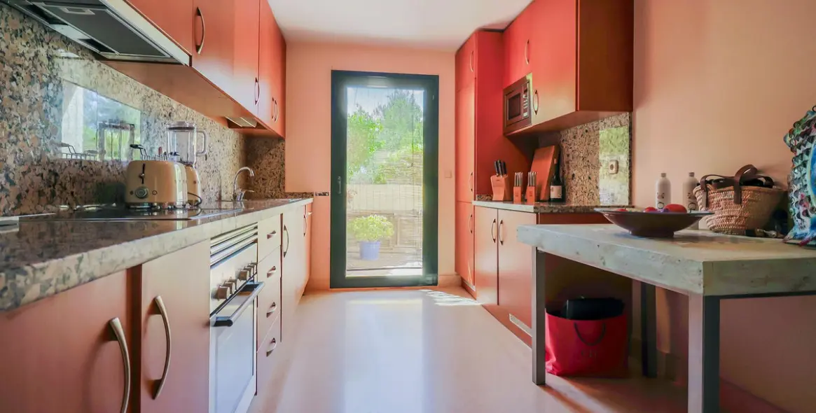 Sale of middle floor apartment in Benahavís 5