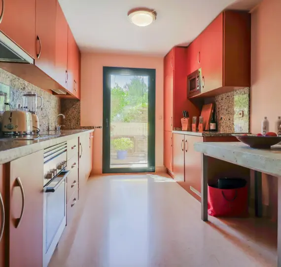 Sale of middle floor apartment in Benahavís