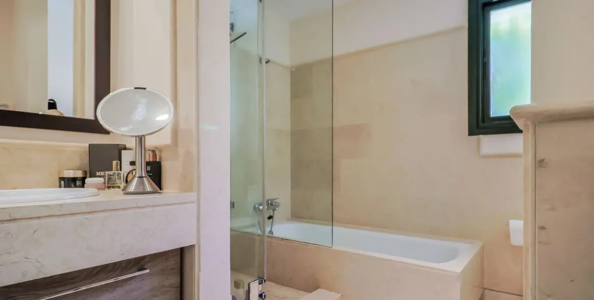 Sale of middle floor apartment in Benahavís 10