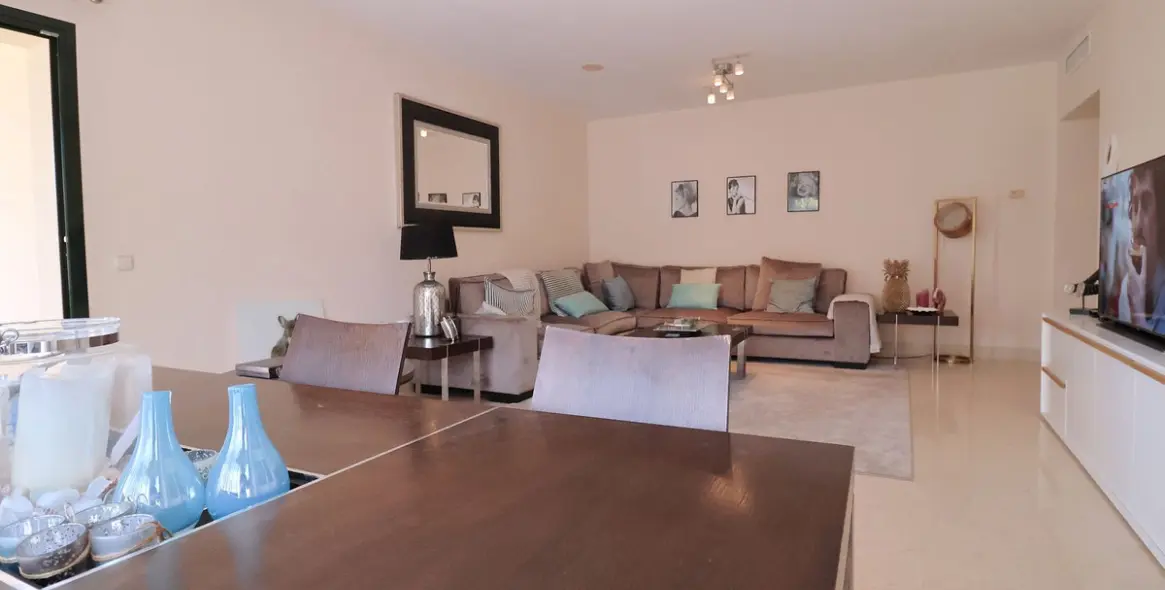 Sale of middle floor apartment in Benahavís 12