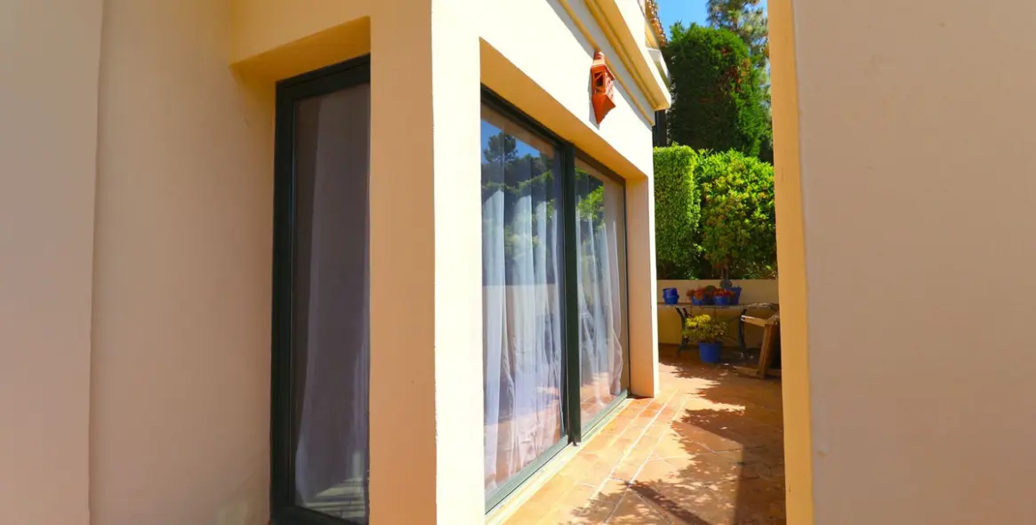 Sale of middle floor apartment in Benahavís 16