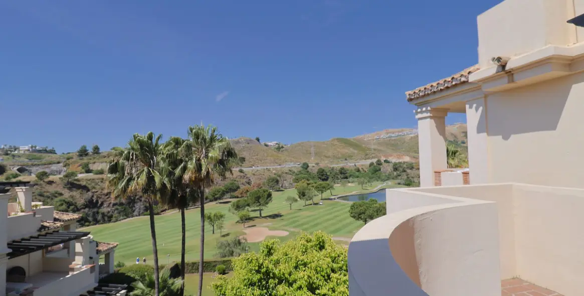 Sale of middle floor apartment in Benahavís 17