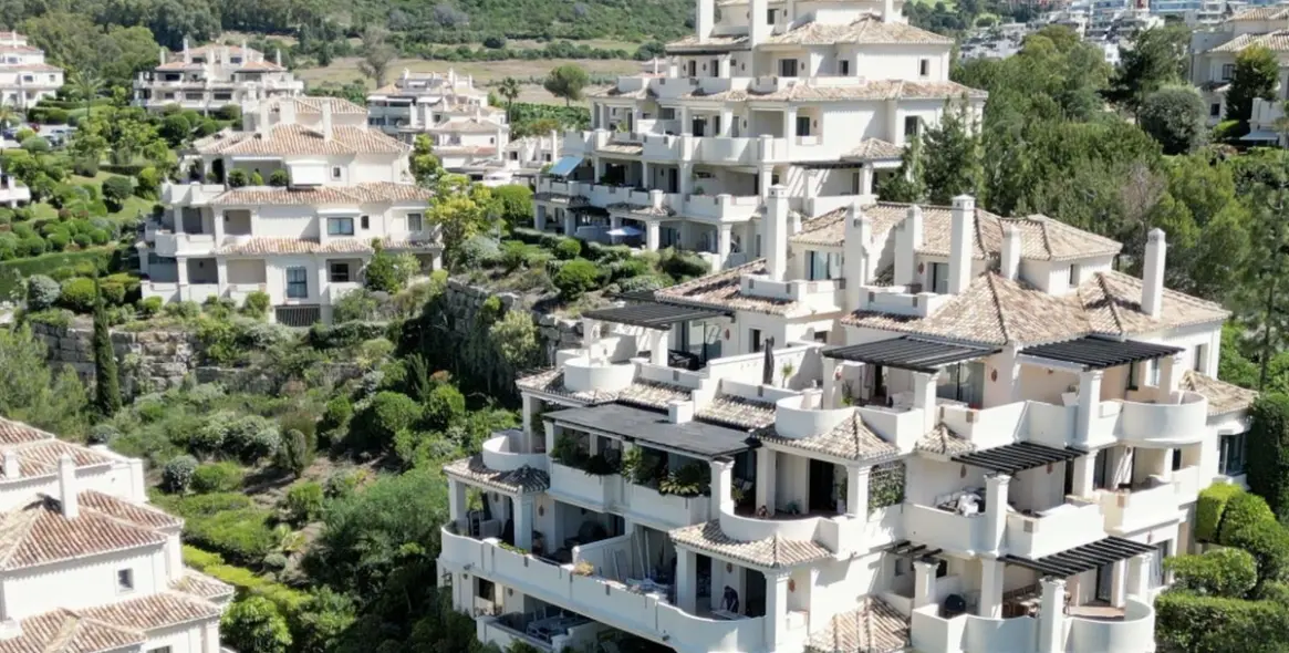 Sale of middle floor apartment in Benahavís 20