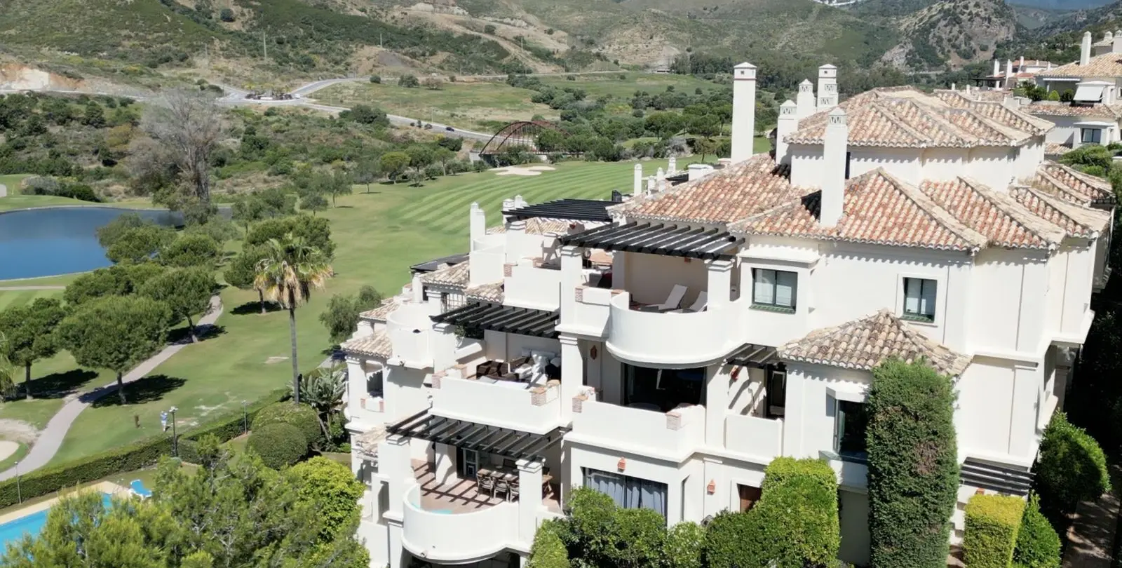 Venta de apartamento en planta media en Benahavís 1