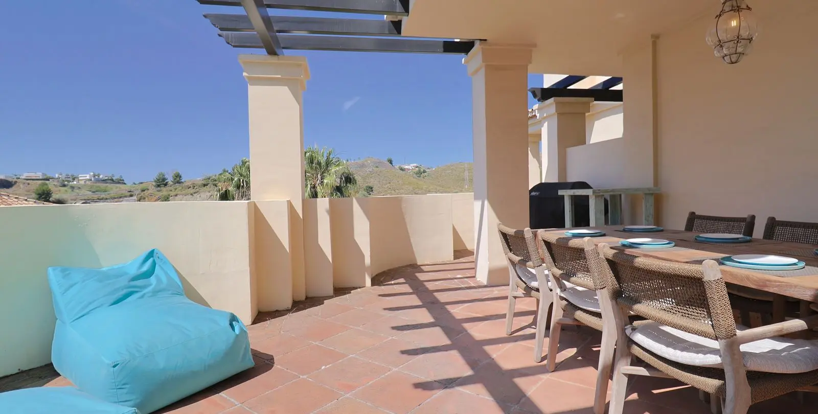 Venta de apartamento en planta media en Benahavís 2