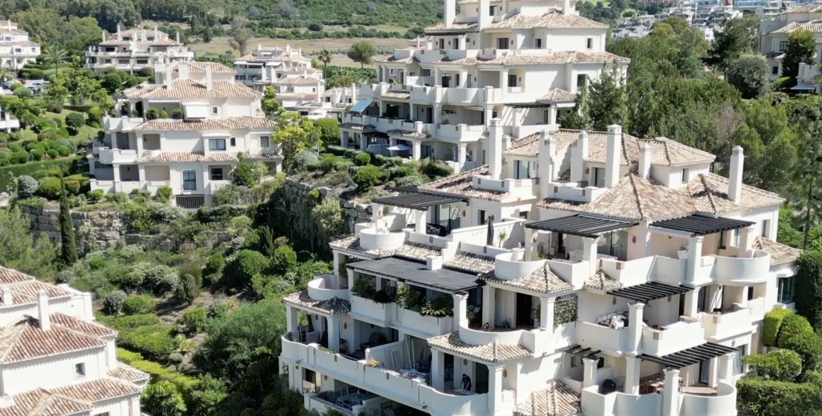 Venta de apartamento en planta media en Benahavís 20