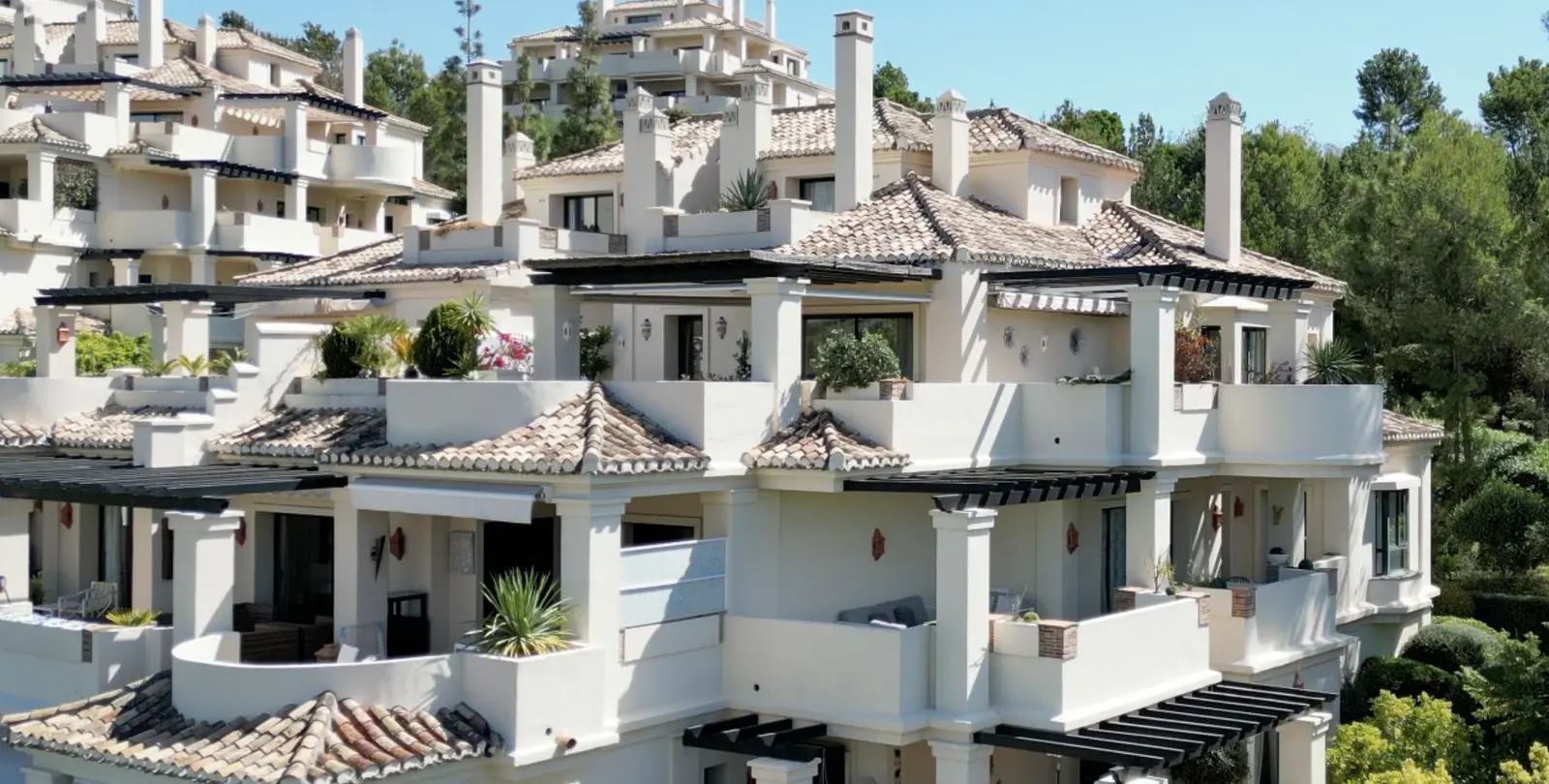 Venta de apartamento en planta media en Benahavís 21