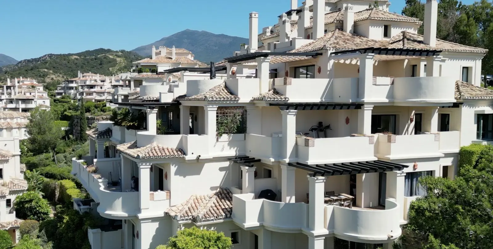 Venta de apartamento en planta media en Benahavís 25