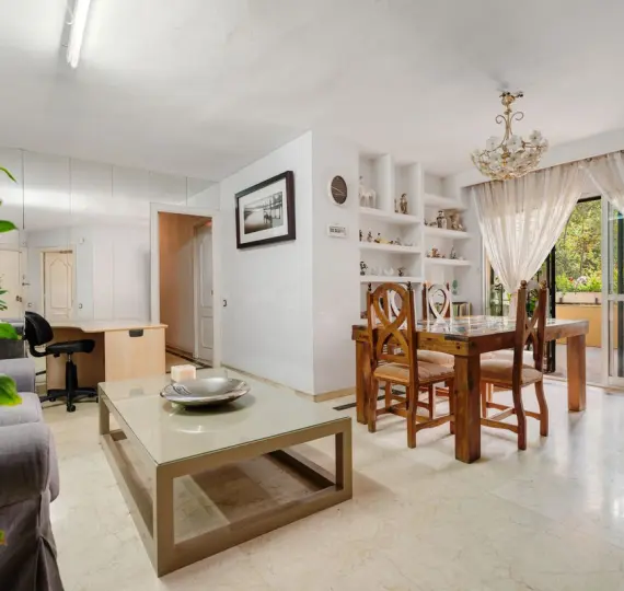 Продажа апартаментов на среднем этаже в Marbella