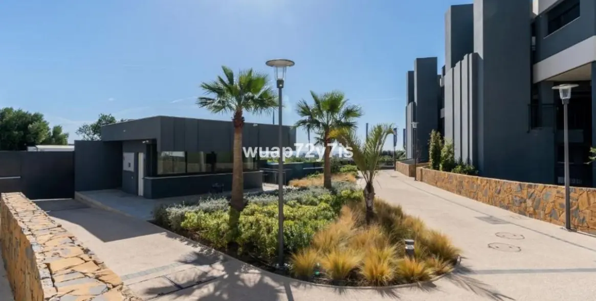 Venta de apartamento en planta baja en Selwo 23