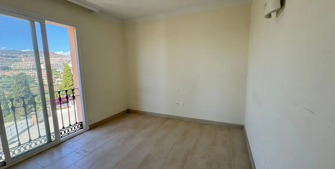 Sale of middle floor apartment in Riviera del Sol 11