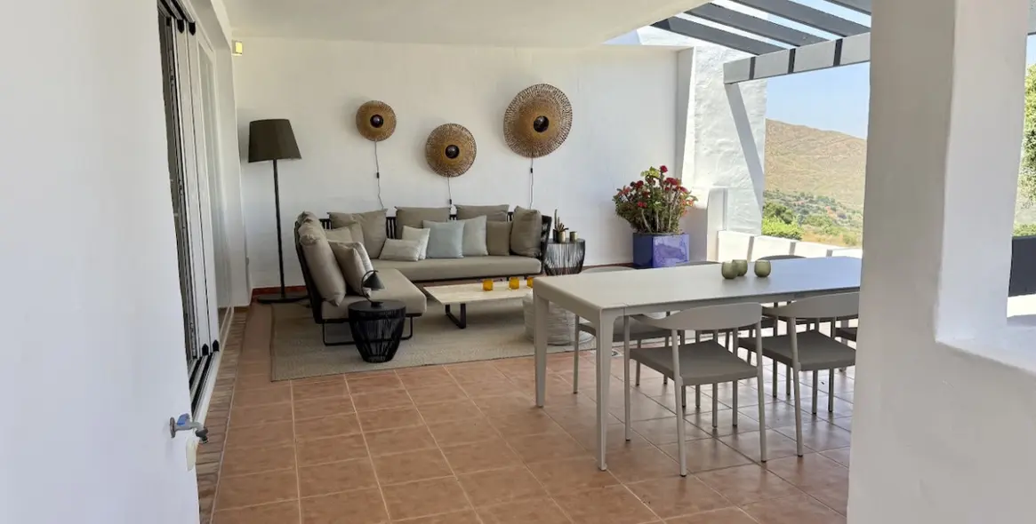Sale of middle floor apartment in La Mairena 26