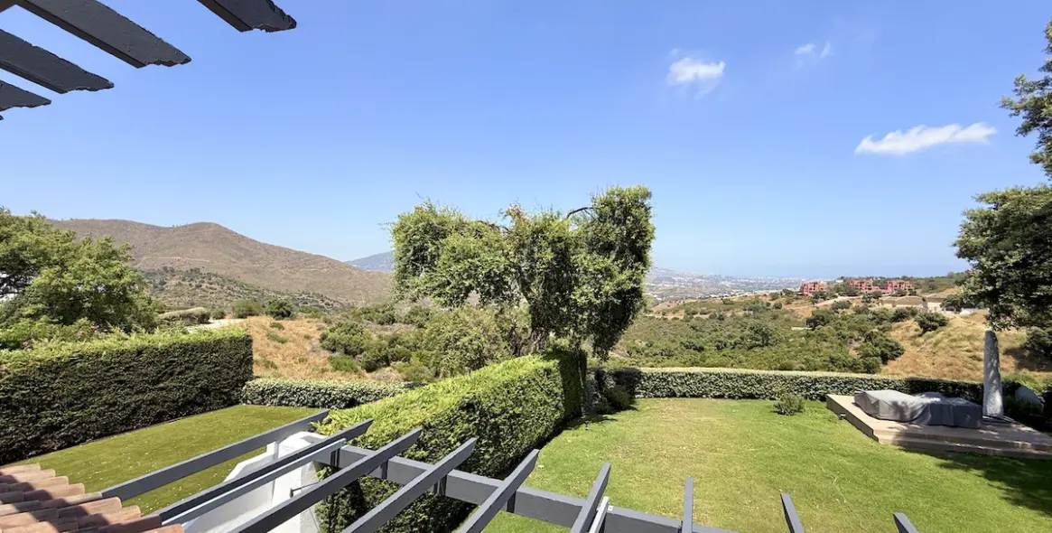 Sale of middle floor apartment in La Mairena 29