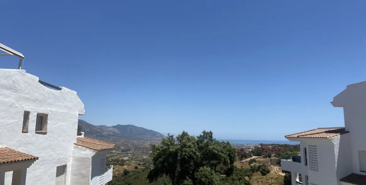 Sale of middle floor apartment in La Mairena 32