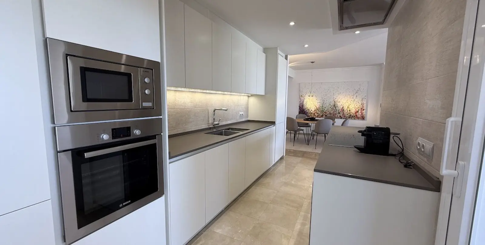 Sale of middle floor apartment in La Mairena 10