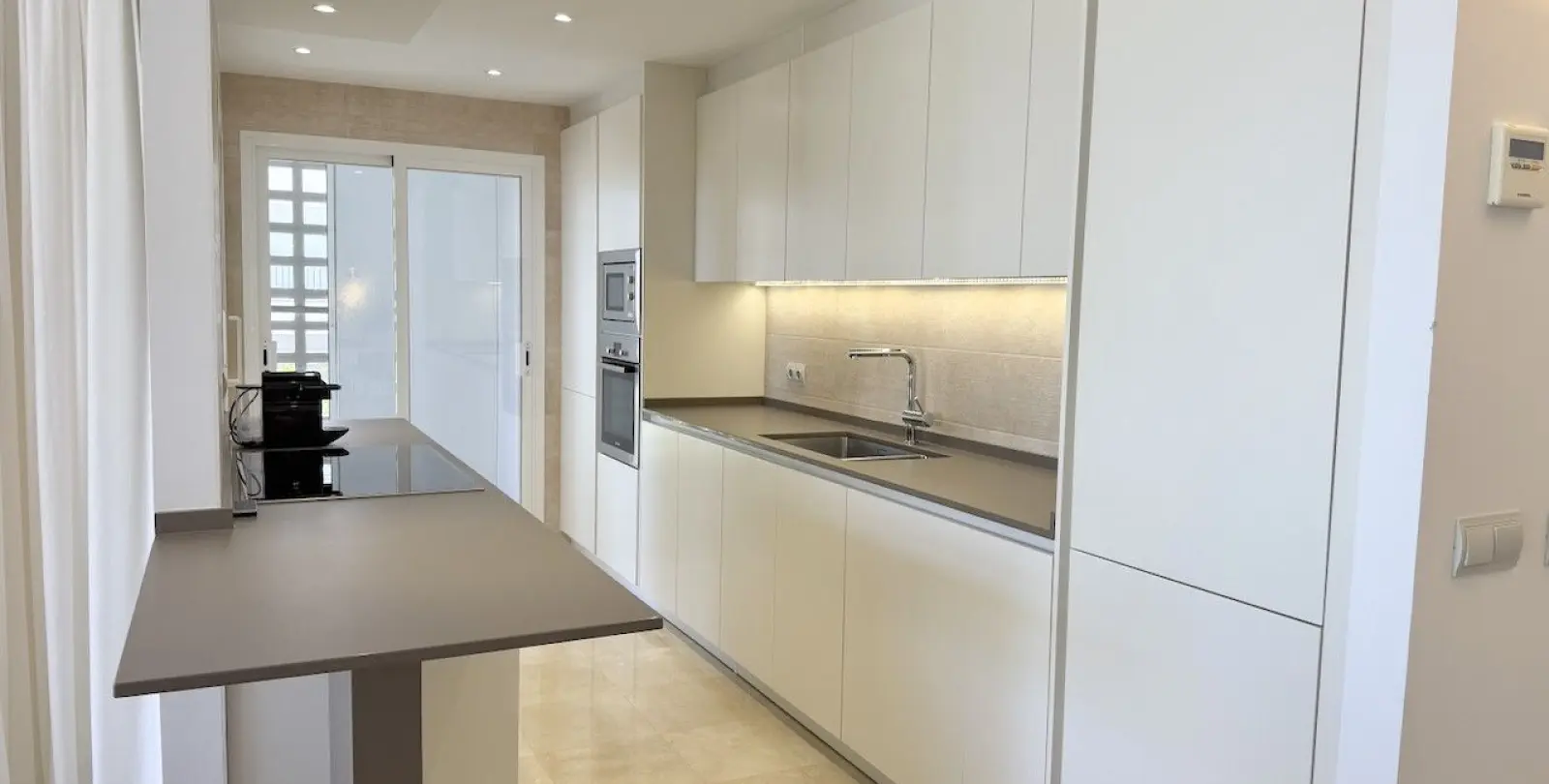 Sale of middle floor apartment in La Mairena 11