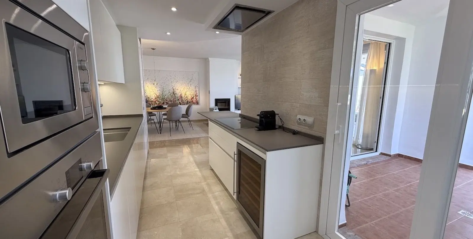 Sale of middle floor apartment in La Mairena 12