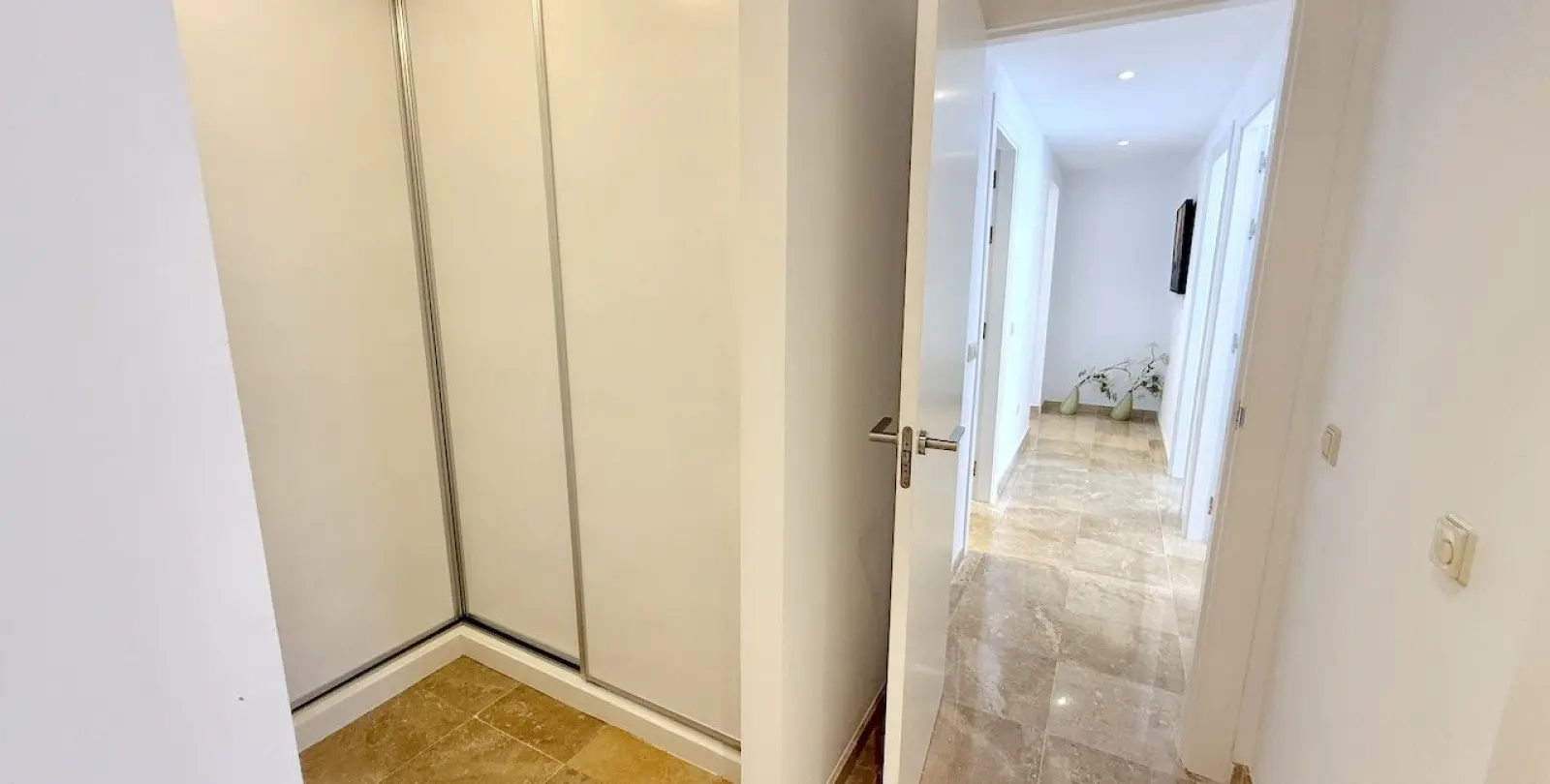 Sale of middle floor apartment in La Mairena 17