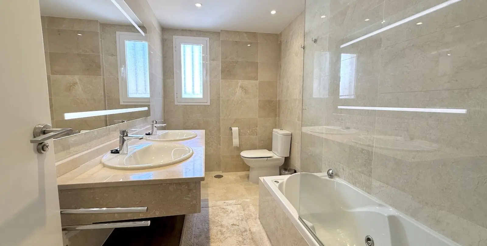 Sale of middle floor apartment in La Mairena 19