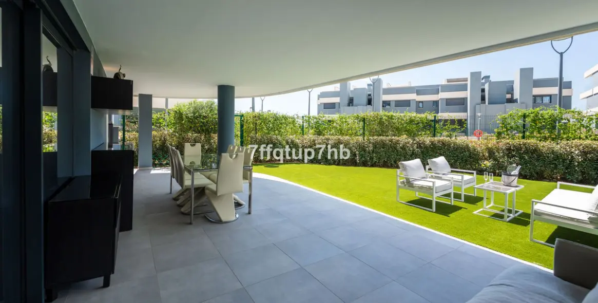 Sale of ground floor apartment in Estepona 2