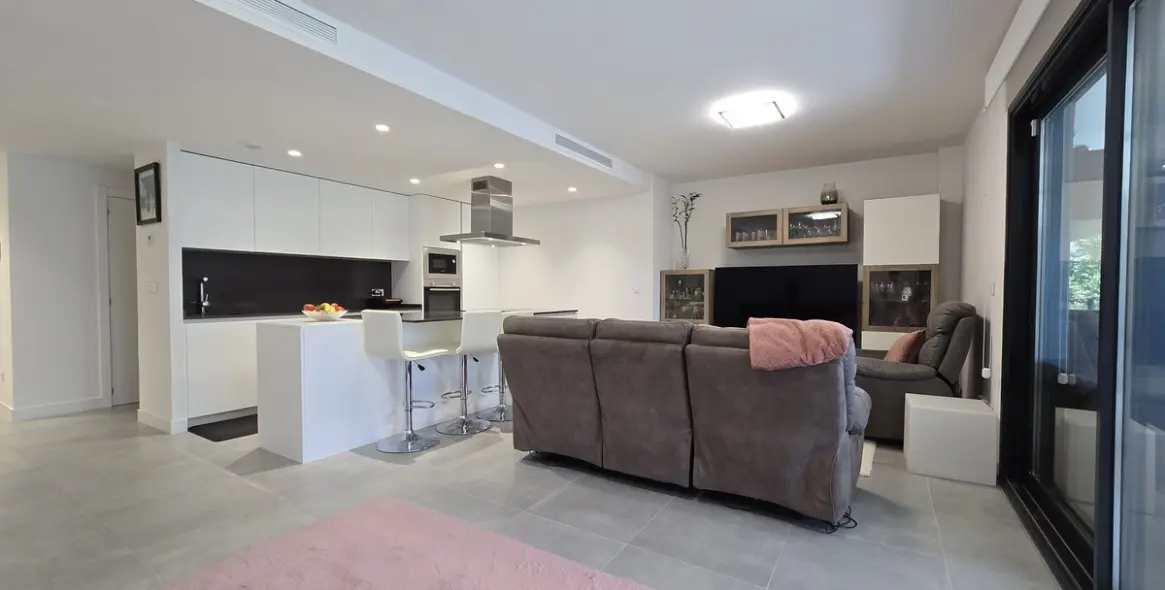 Sale of ground floor apartment in New Golden Mile 4