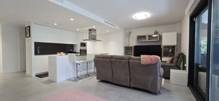 Venta de apartamento en planta baja en New Golden Mile 3