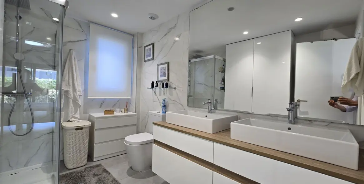 Sale of ground floor apartment in New Golden Mile 20