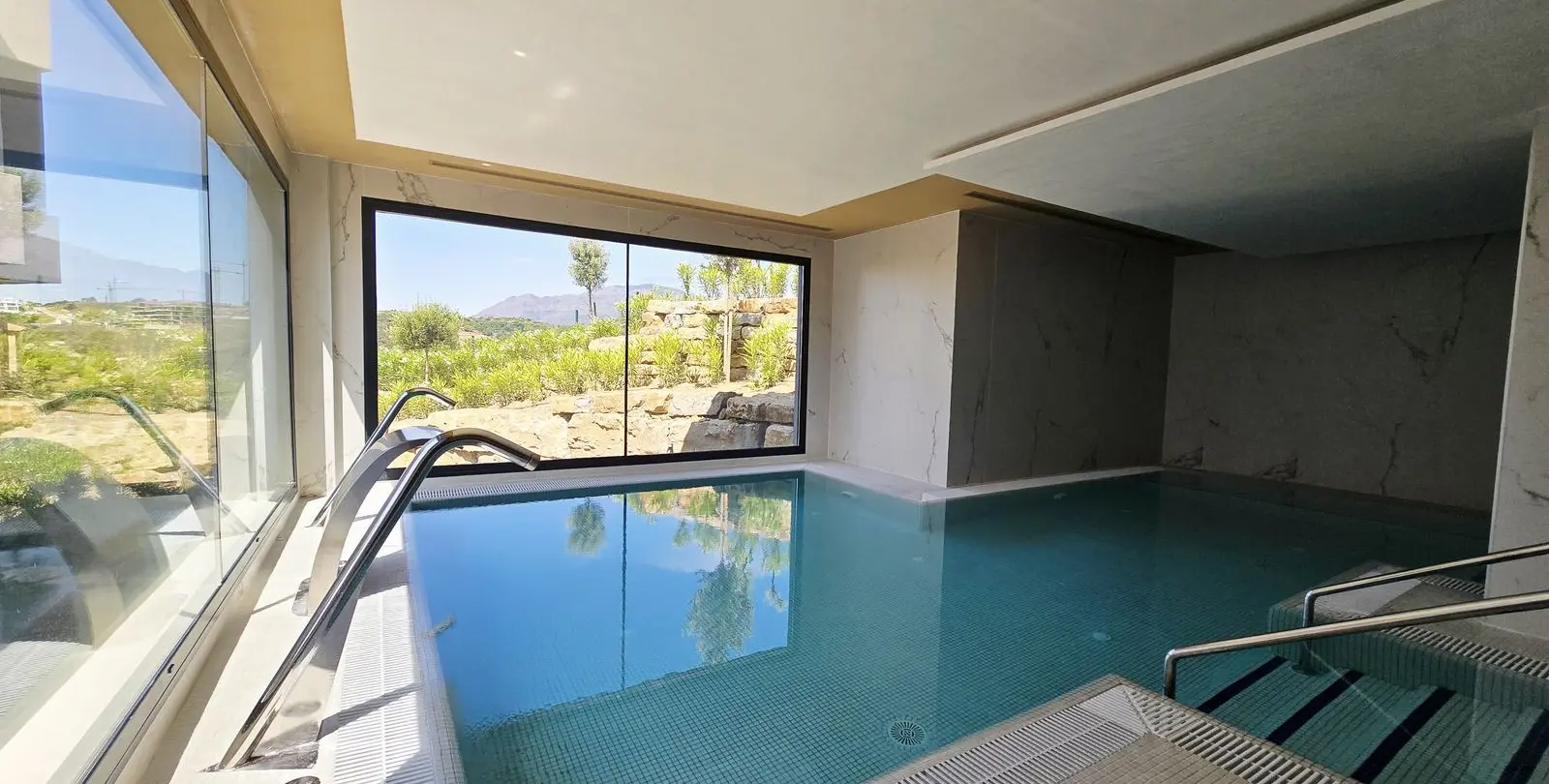 Sale of ground floor apartment in New Golden Mile 15