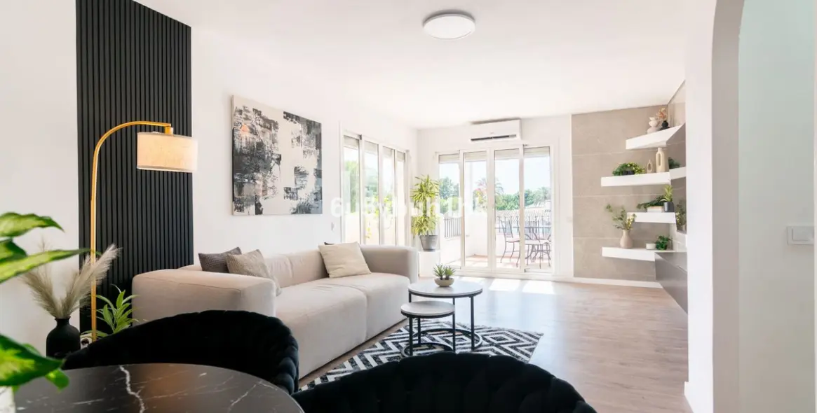 Sale of penthouse in El Paraiso 2