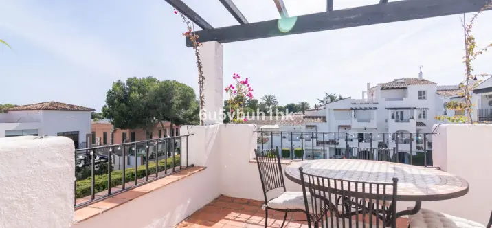 Sale of penthouse in El Paraiso 4